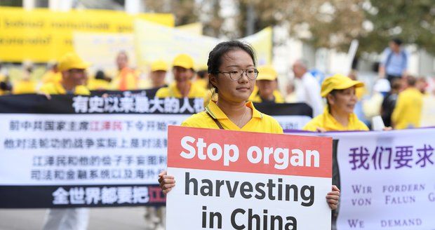Prahou prošel průvod „Falun Gong“: Oslavil čínský svátek a upozornil na pronásledování hnutí v Číně