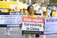 Prahou prošel průvod „Falun Gong“: Oslavil čínský svátek a upozornil na pronásledování hnutí v Číně