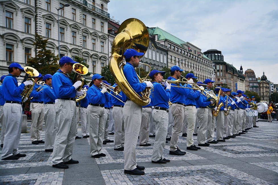 Falun Gong se stal „největší dobrovolnou organizací v Číně, větší než komunistická strana“ (s tehdejšími asi 65 miliony členů).