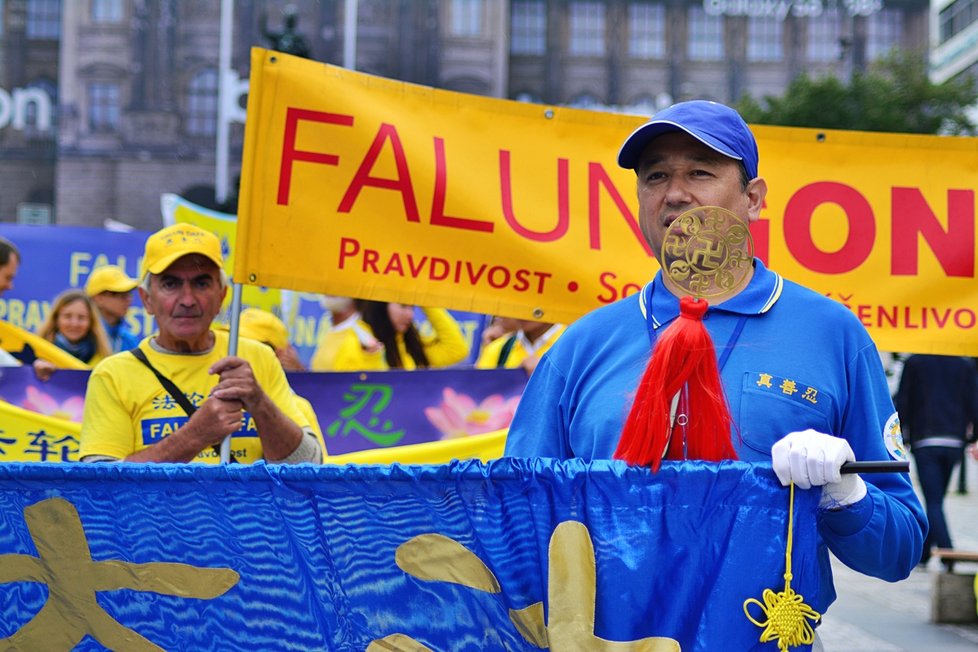 Falun Gong se stal „největší dobrovolnou organizací v Číně, větší než komunistická strana“ (s tehdejšími asi 65 miliony členů).