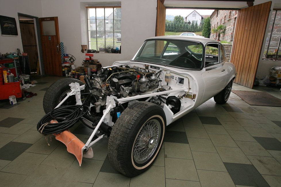 E-Type: podle mnohých nejkrásnější auto historie. Sehnat ho v původním stavu je prakticky nemožné, vždy už bylo něco opravováno. Ceny přesto neklesají pod půl milionu, pěkný kus ale stojí klidně přes čtyři miliony korun. Nových dílů je spousta, kvalita však kolísá. Tento kousek dostal komponenty modernějších jaguarů, aby jej mohl majitel běžně provozovat.