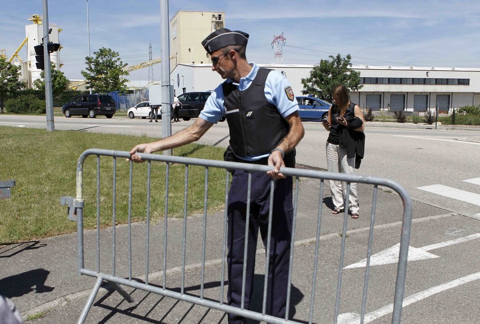 Policie uzavřela kolem továrny celou oblast.