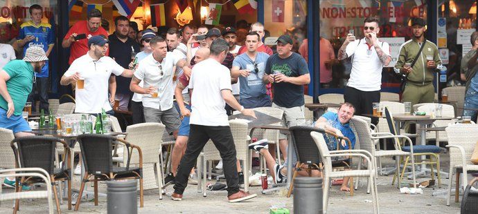 Před třemi lety na ME ve Francii vypukla válka o Marseille mezi fanoušky Anglie a Ruska