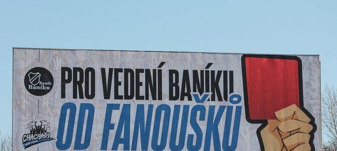 Obří červená karta pro vedení Baníku od fanoušků na billboardu hned u stadionu