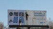 Fanoušci Baníku vylepují obří billboard proti vedení