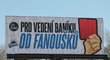 Obří červená karta pro vedení Baníku od fanoušků na billboardu hned u stadionu