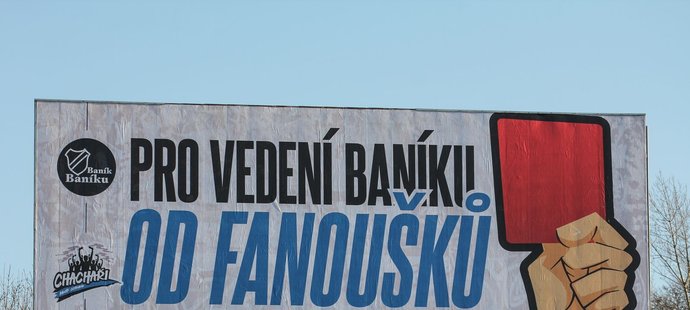 Obří červená karta pro vedení Baníku od fanoušků na billboardu hned u stadionu
