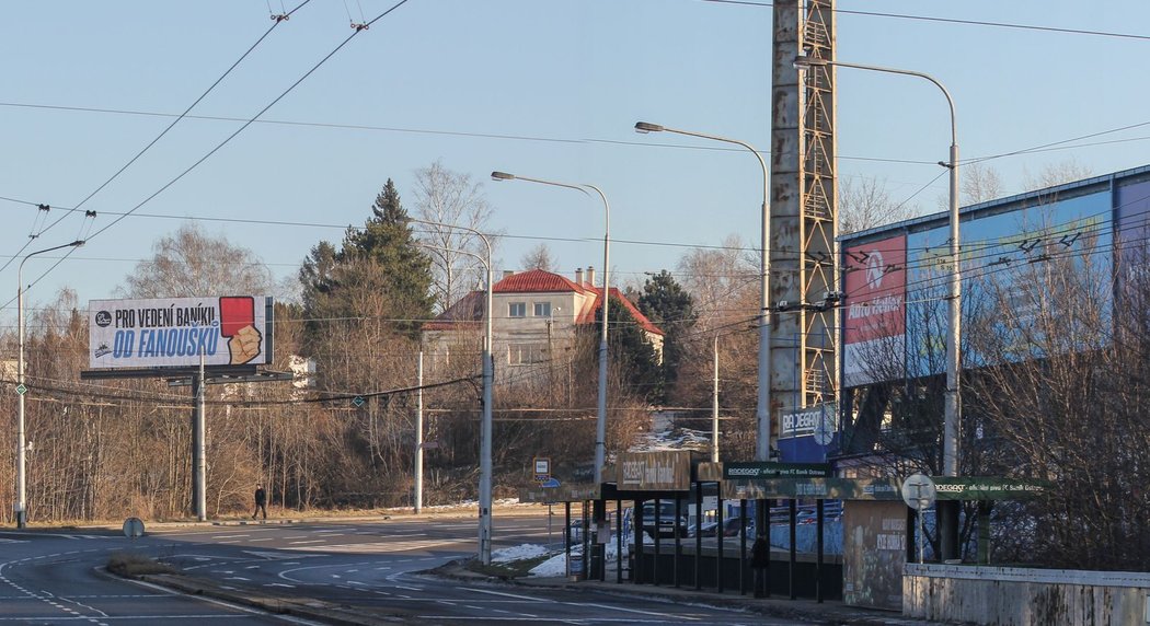 Billboard proti vedení je hned u stadionu Baníku