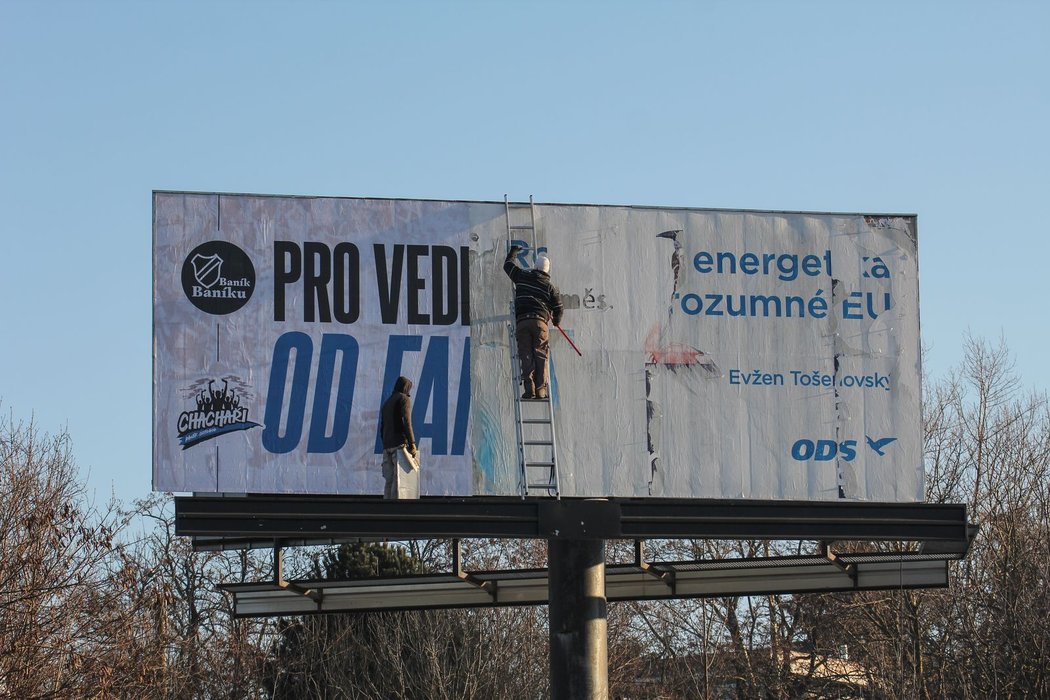 Fanoušci Baníku vylepují obří billboard proti vedení