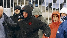 Ochranka? Pche! Výtržníci hlásící se k fanouškům Baníku Ostrava neměli s pořadateli žádné slitování