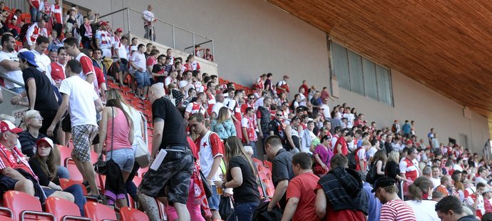 Fanoušci Slavie na protest odcházejí.