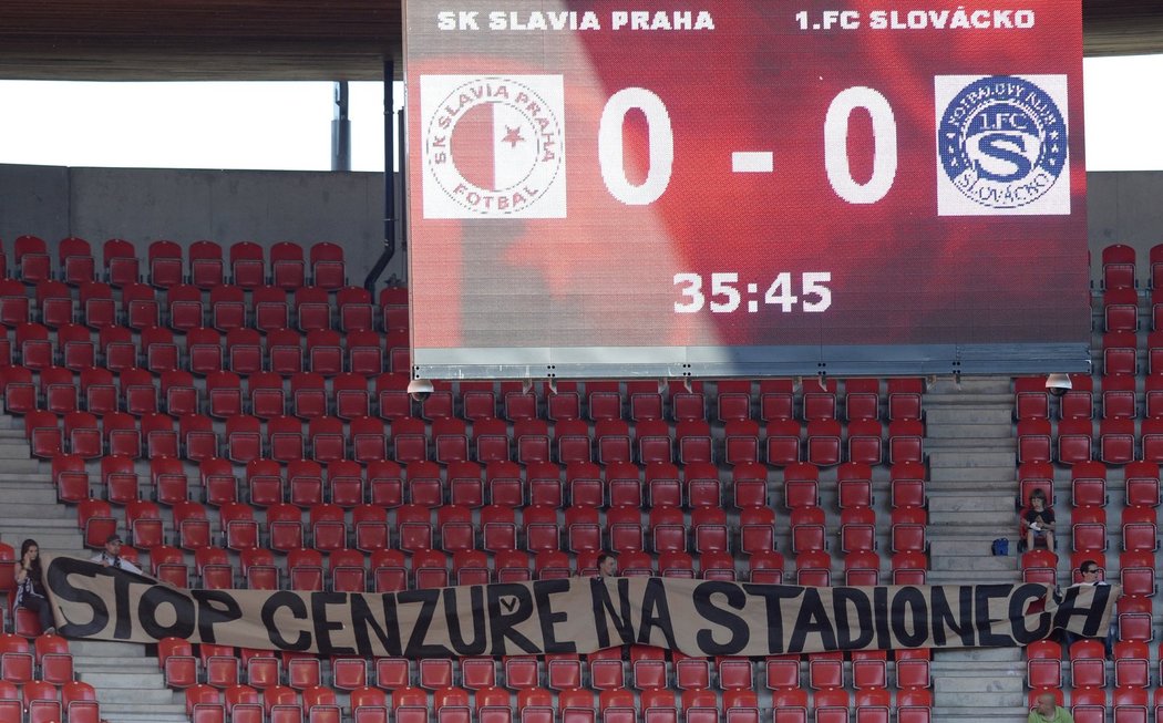 Vylidněný sektor fanoušků Slovácka.