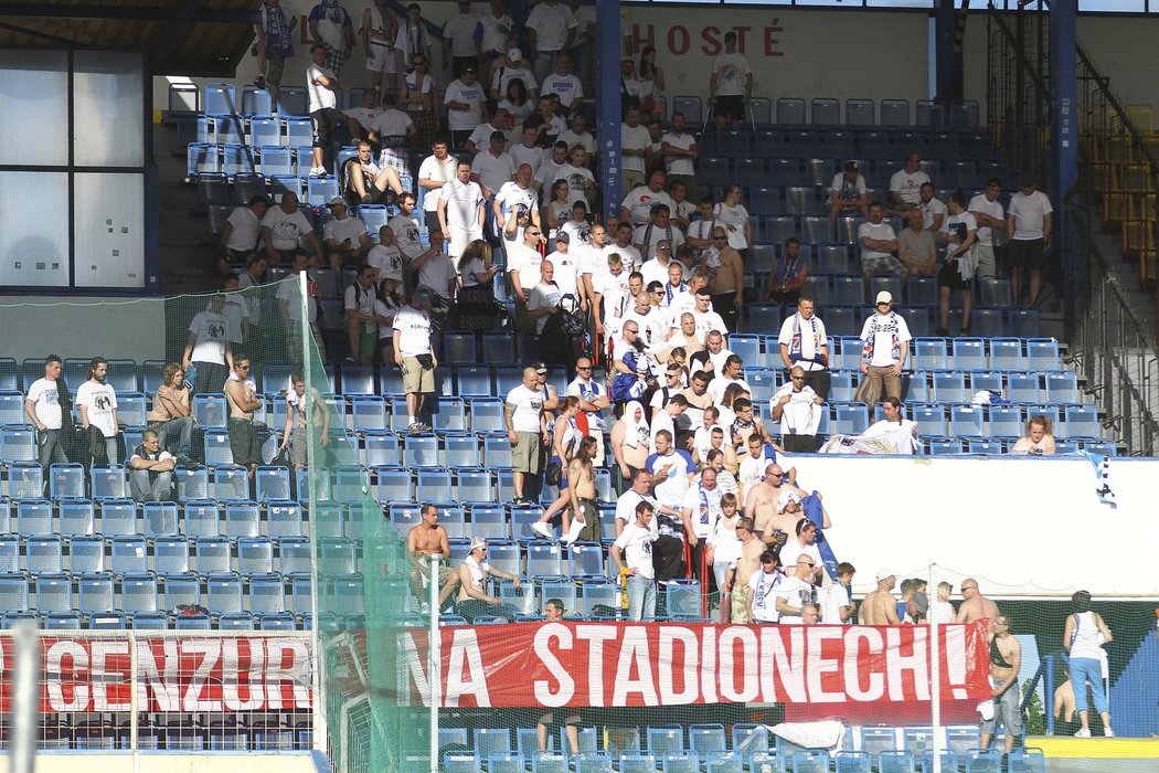 Fanoušci Baníku odcházejí ve 30. minutě ze sektoru na teplických Stínadlech, přidali se k protestu domácích příznivců, kteří nefandili vůbec.