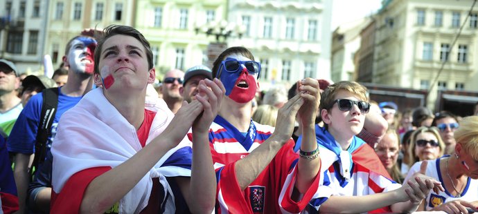 Fanoušci na Staroměstském náměstí drželi palce českému týmu