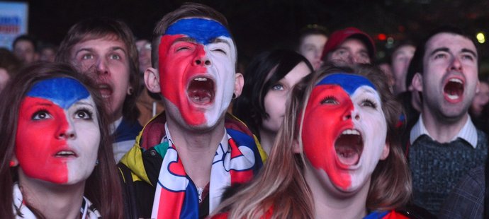 Čeští fanoušci, kteří sledovali utkání se Slováky v Olympijském parku na Letné.