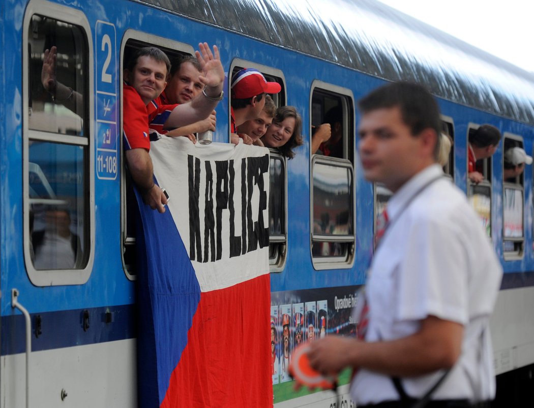 Čeští fanoušci se dopoledne vydali do Polska na klíčové utkání národního týmu na EURO 2012, vyprovodil je Jan Berger.