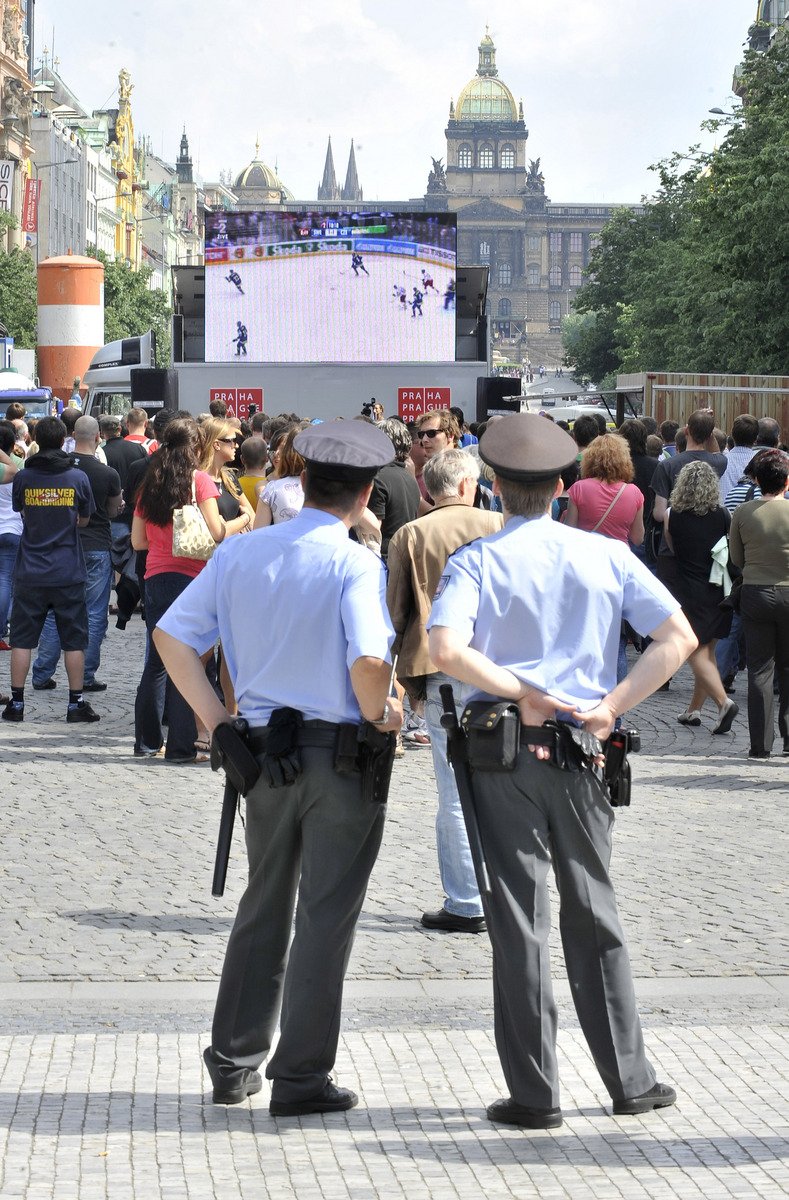 Hokej si nenechali ujít ani policisté, kteří byli ve službě. A zrovna procházeli kolem...