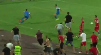 Blázni! Chuligáni CSKA Sofia napadli hráče soupeře, prý hrál tvrdě