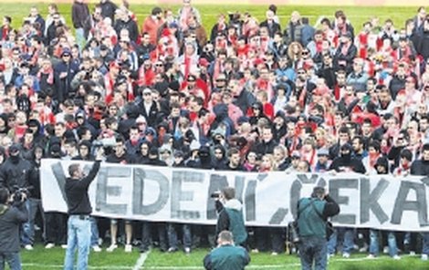 Nevídané! Demonstrace fanoušků v Edenu.