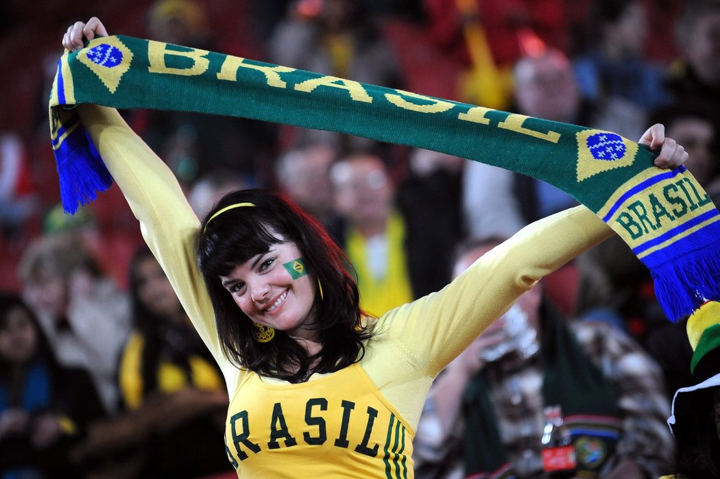 Takhle se fanynka Brazílie snažila povzbudit své svěřence před osmifinálovým utkáním s Chile.
