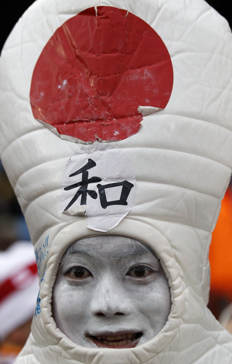 Takhle vypadali někteří japonští příznivci během osmifinálového utkání s Paraguayí.
