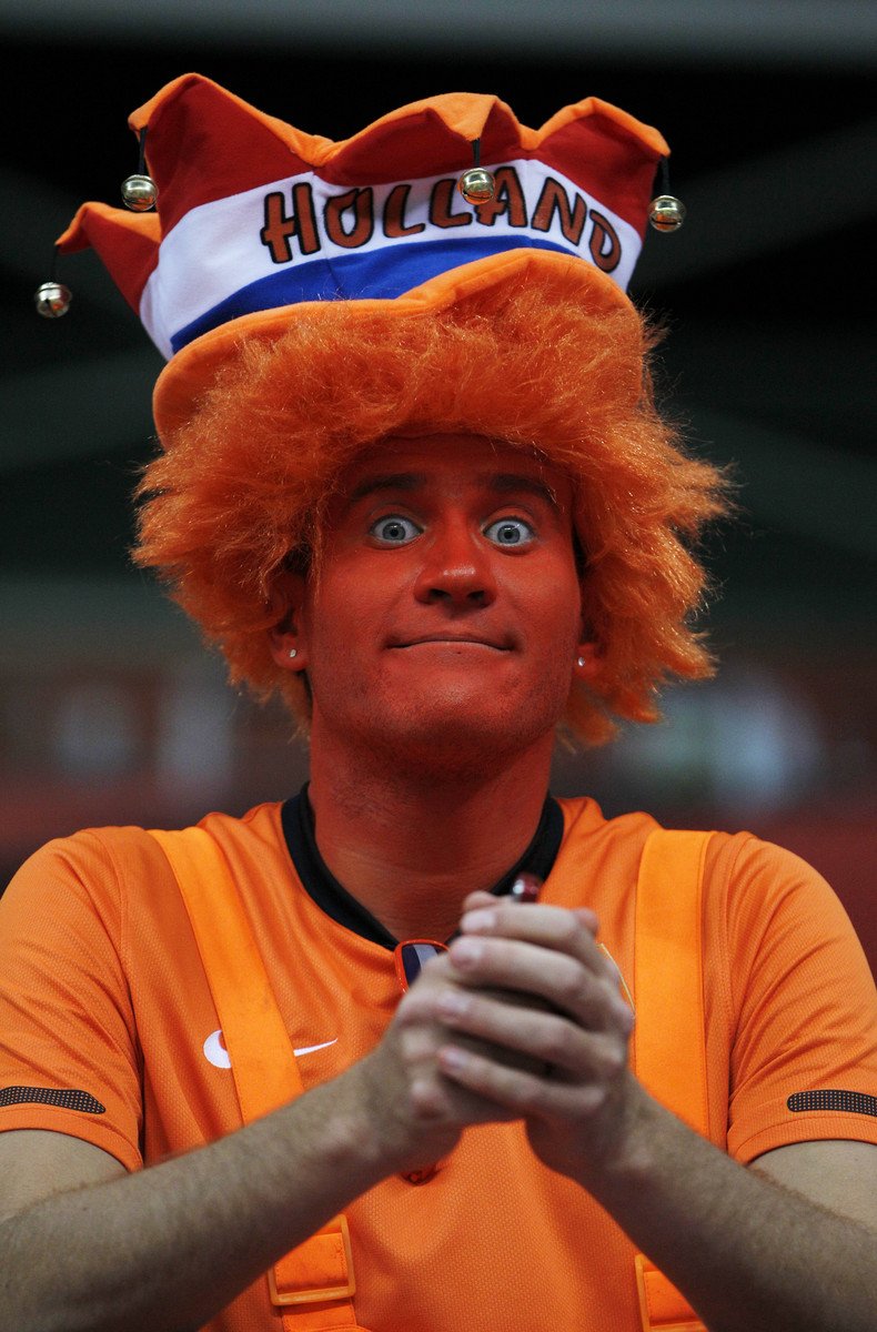 Nizozemský fanoušek v barvách své země před utkáním s Kamerunem