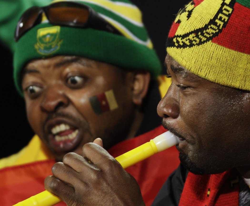 Kamerunští fandové povzbuzovali svůj tým s vuvuzelami. Na postup ze skupiny to nakonec nestačilo.