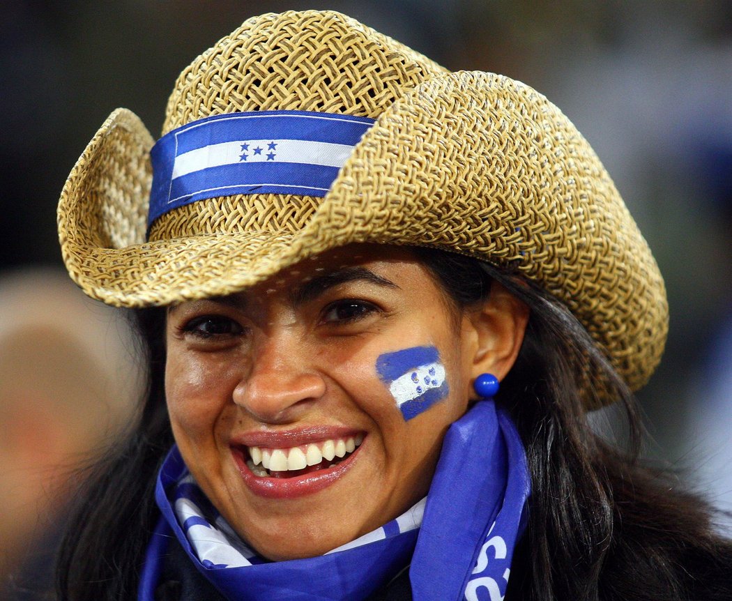 Tahle dívka s kloboukem držela pěsti Hondurasu