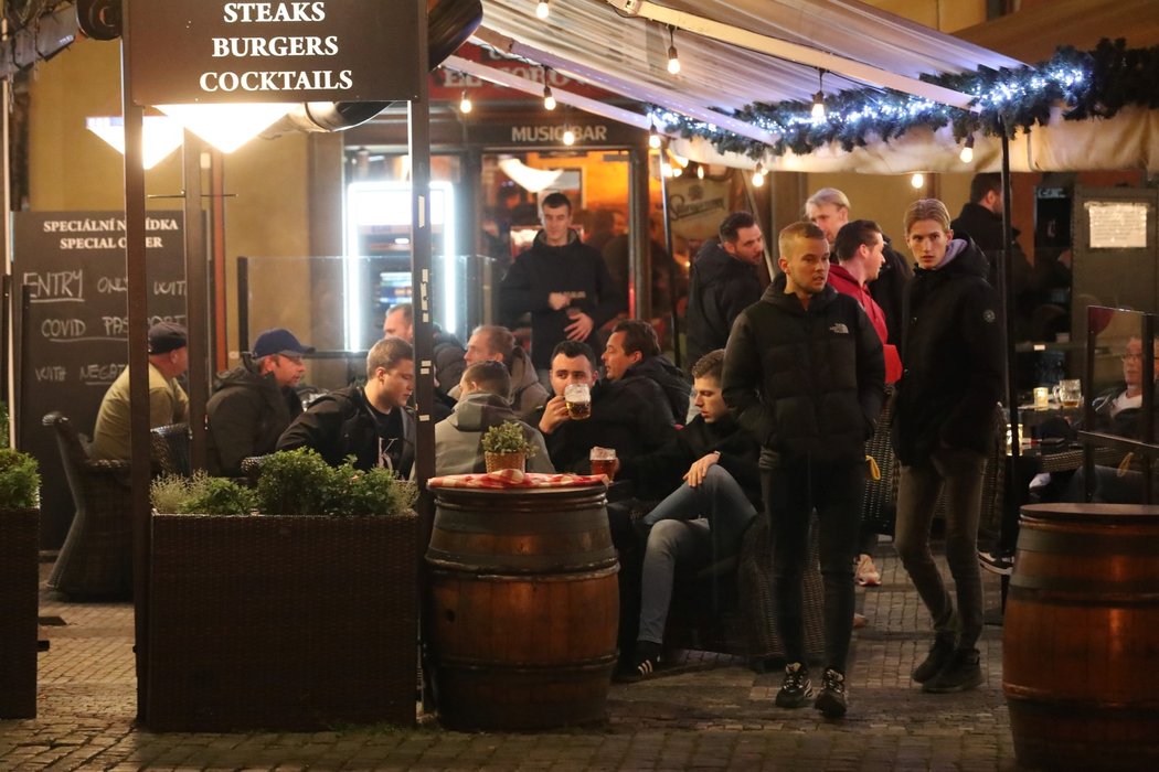 Fanoušci nizozemského klubu Feyenoord  úřadovali v centru Prahy už den před zápasem.