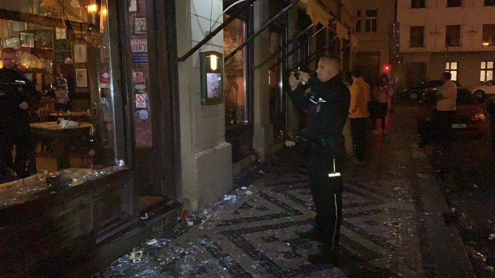 Fotbaloví fanoušci v Praze vymlátili výlohu baru Hany Bany.