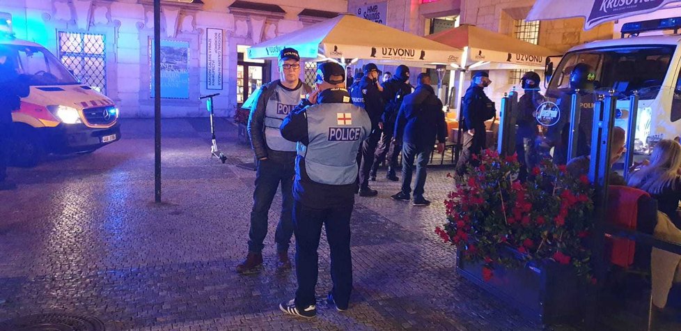 Řádění fotbalových fanoušků v Praze. Pražským policistům pomáhají dodržovat pořádek v ulicích Prahy i angličtí policisté.