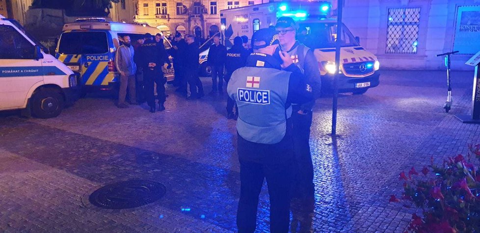 Řádění fotbalových fanoušků v Praze. Pražským policistům pomáhají dodržovat pořádek v ulicích Prahy i angličtí policisté.