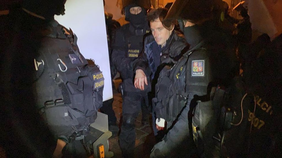 Policie zadržela několik fanoušků.