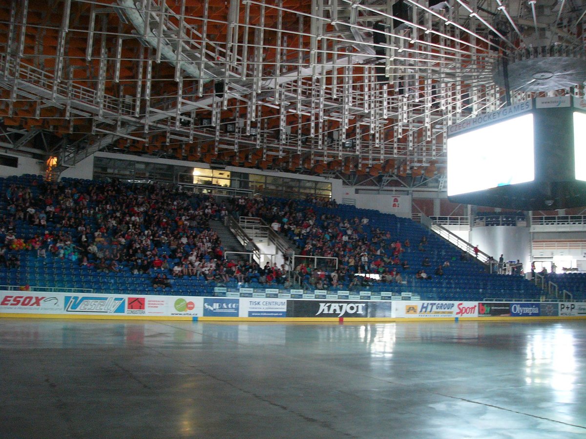 V Rondu se hokej promítal na kostce nad ledem.