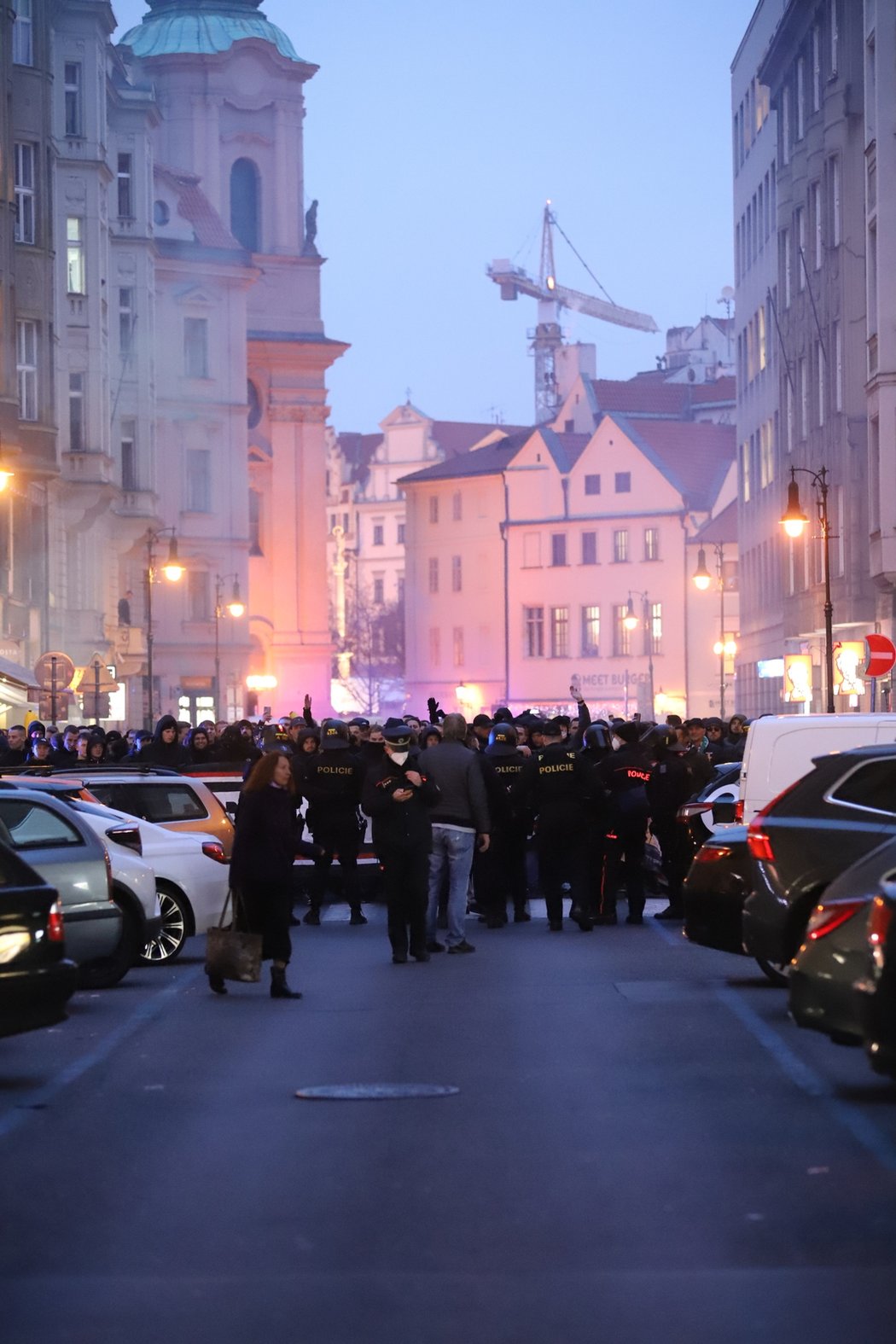 Fanoušci se do Edenu ze Staroměstského náměstí přesouvali i metrem. Hlídali je těžkooděnci