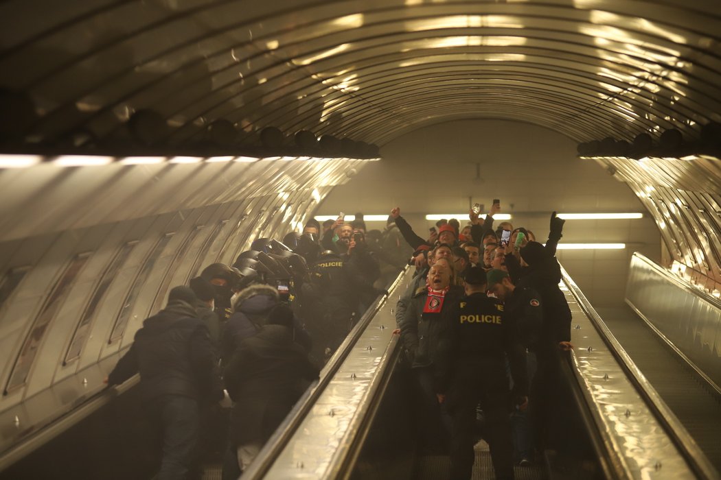 Fanoušci se do Edenu ze Staroměstského náměstí přesouvali i metrem. Hlídali je těžkooděnci