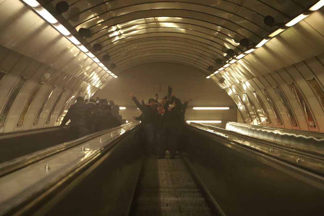 Fanoušci se do Edenu ze Staroměstského náměstí přesouvali i metrem. Hlídali je těžkooděnci