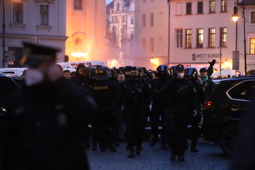 Fanoušci se do Edenu ze Staroměstského náměstí přesouvali i metrem. Hlídali je těžkooděnci