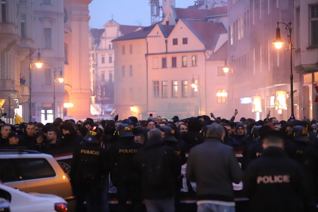 Fanoušci se do Edenu ze Staroměstského náměstí přesouvali i metrem. Hlídali je těžkooděnci