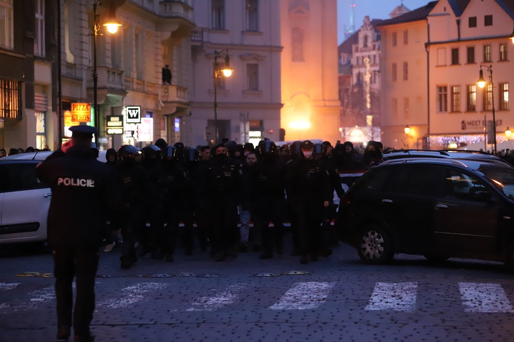 Fanoušci se do Edenu ze Staroměstského náměstí přesouvali i metrem. Hlídali je těžkooděnci