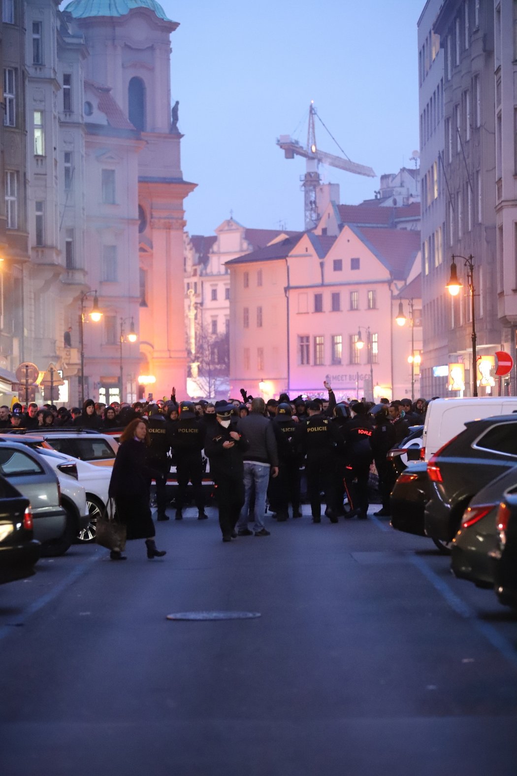 Fanoušci se do Edenu ze Staroměstského náměstí přesouvali i metrem. Hlídali je těžkooděnci