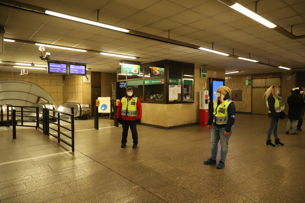 Fanoušci se do Edenu ze Staroměstského náměstí přesouvali i metrem. Hlídali je těžkooděnci