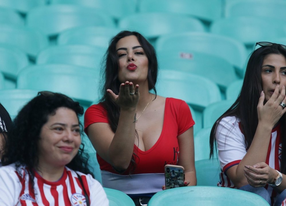 Ačkoliv paraguayská modelka&nbsp;Larissa Riquelme tento trend nevymyslela, díky své kráse a oddání národnímu fotbalovému týmu ho ale značně zpopularizovala.