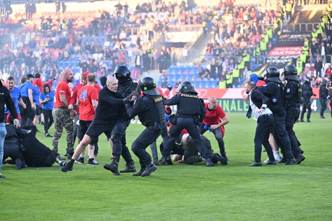Klíčové otázky k průšvihu: stovky pořadatelů, hrozí zákazy vstupu Klíčové otázky k průšvihu: stovky pořadatelů, hrozí zákazy vstupu
