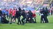 Nepokoje fanoušků na hřišti museli rozhánět těžkooděnci. Nepokoje fanoušků na hřišti museli rozhánět těžkooděnci.