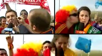 Vtipné VIDEO: Fanoušci pomalovali reportéra a líbali reportérku