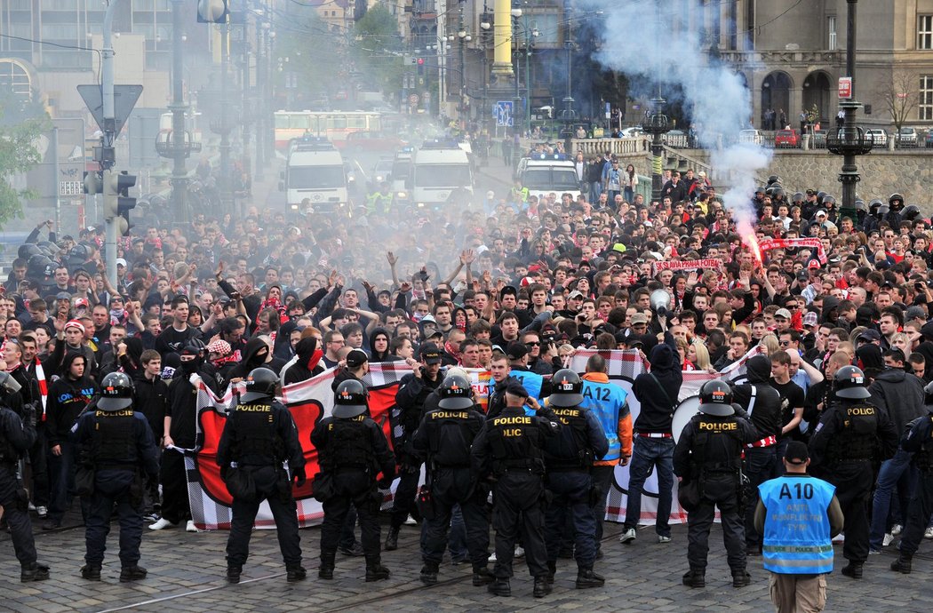 Fanoušci Slavie při pochodu na derby se Spartou.
