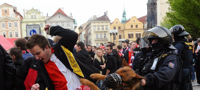 Fanoušci Slavie při pochodu na derby se Spartou.