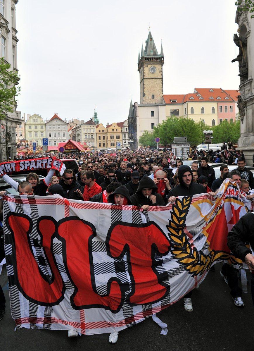 Fanoušci Slavie při pochodu na derby se Spartou.