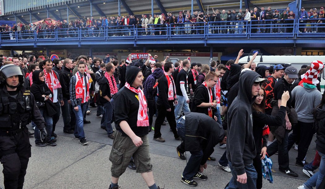 Fanoušci Slavie při pochodu na derby se Spartou.